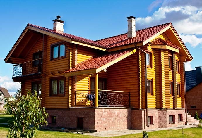 Montaggio di una casa in legno nella periferia di Minsk, Bielorussia