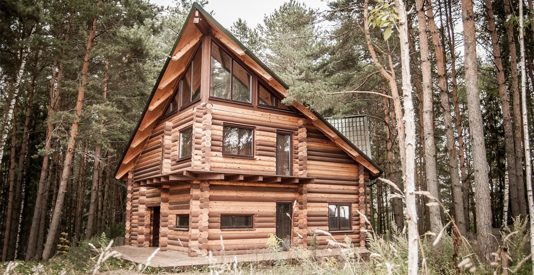 Una casa a tre piani in legno cilindrato 