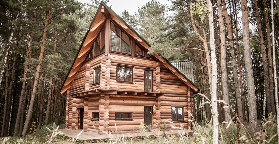 Una casa a tre piani in legno cilindrato 