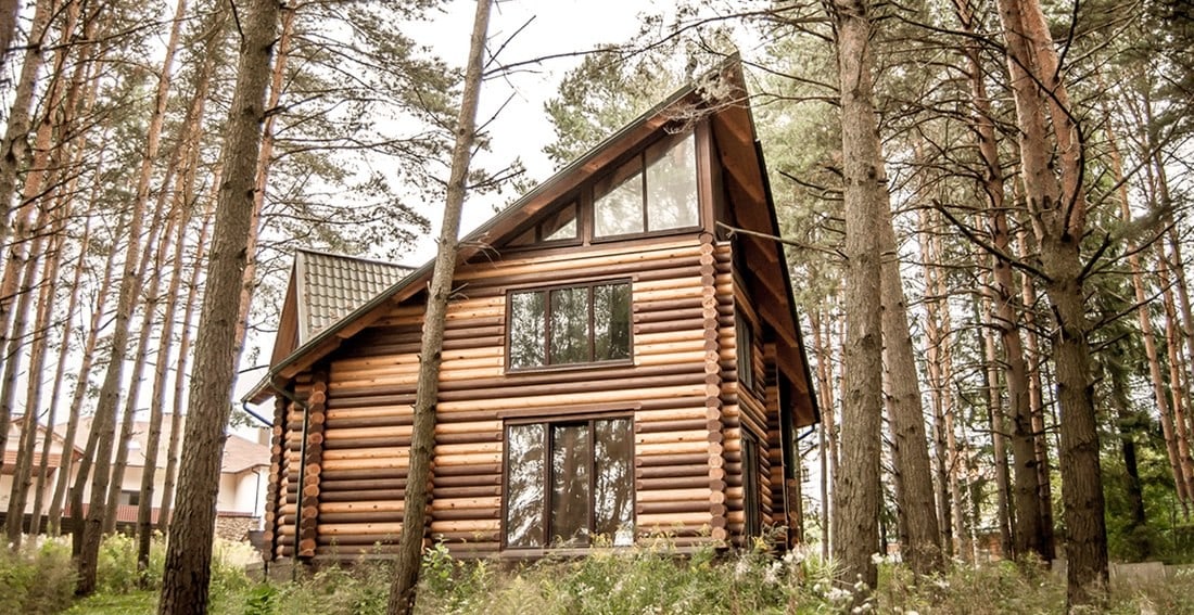 Una casa a tre piani in legno cilindrato 
