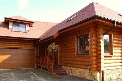 Costruzione di una bellissima casa in legno con abbaino, progetto polacco in un quartiere di Varsavia, Polonia.