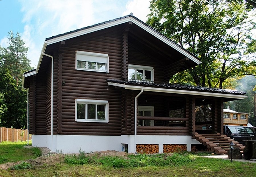 Una casa di campagna residenziale di legno dai tronchi 227 m2
