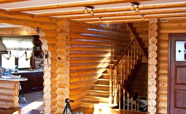 Una casa di campagna residenziale in legno cilindrato secco 194 m2