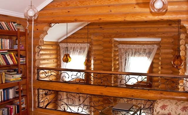 Una casa di campagna residenziale in legno cilindrato secco 194 m2