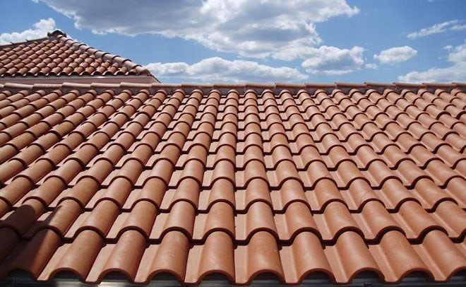 Le tegole come la parte dell'aspetto estetico della casa