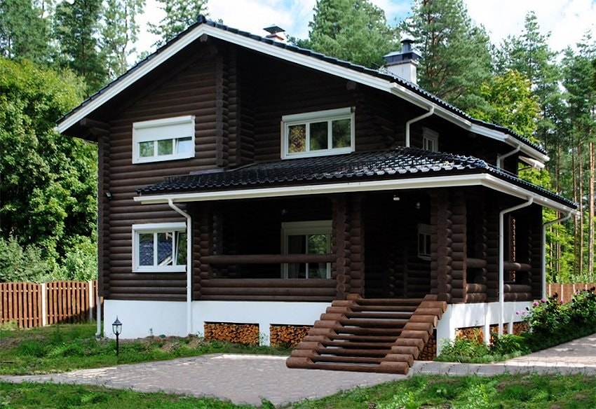 Una casa di campagna residenziale di legno dai tronchi 227 m2  