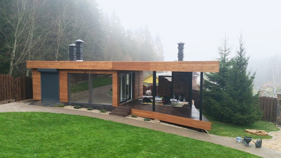 Casa in legno con tetto piano  